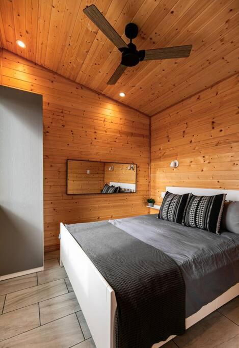 1-Bedroom Knotty Pine Cabin W Sauna & Jacuzzi Sooke Bagian luar foto