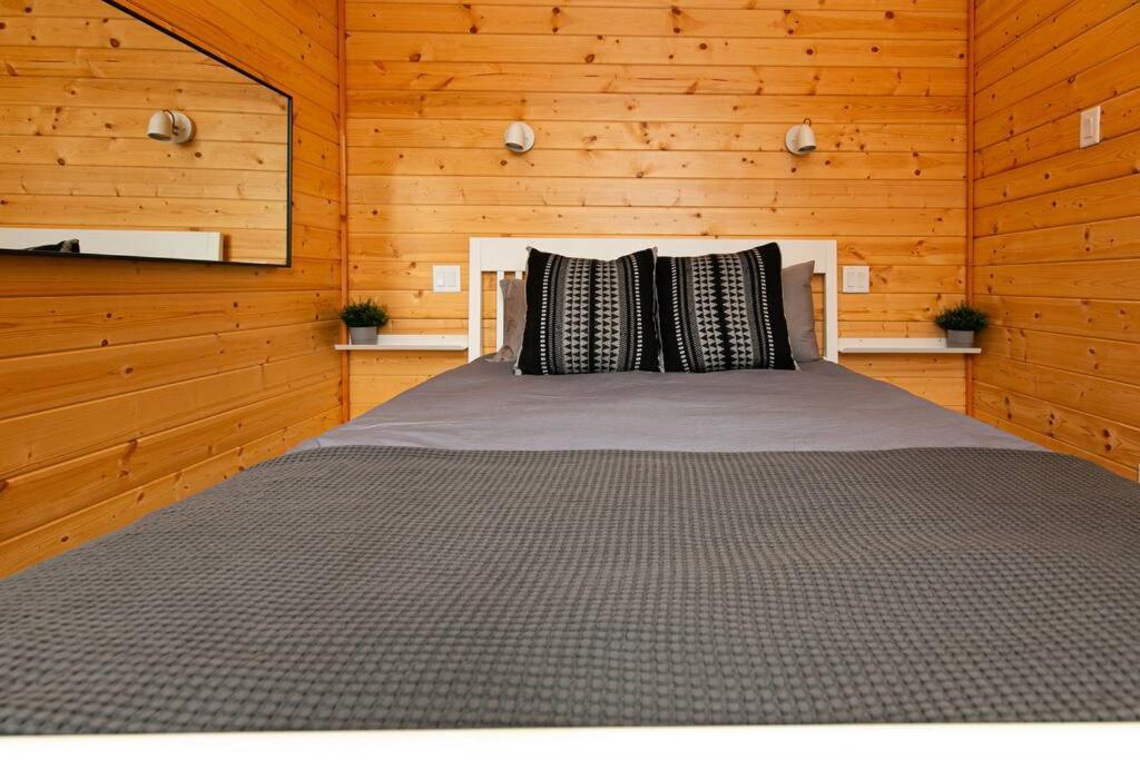 1-Bedroom Knotty Pine Cabin W Sauna & Jacuzzi Sooke Bagian luar foto