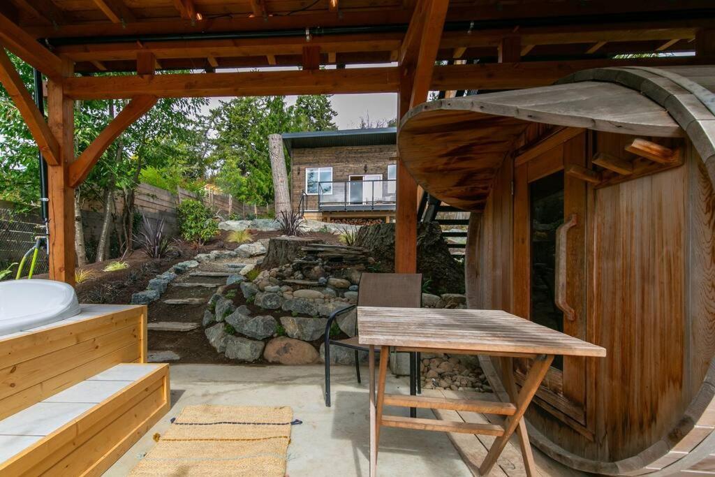 1-Bedroom Knotty Pine Cabin W Sauna & Jacuzzi Sooke Bagian luar foto