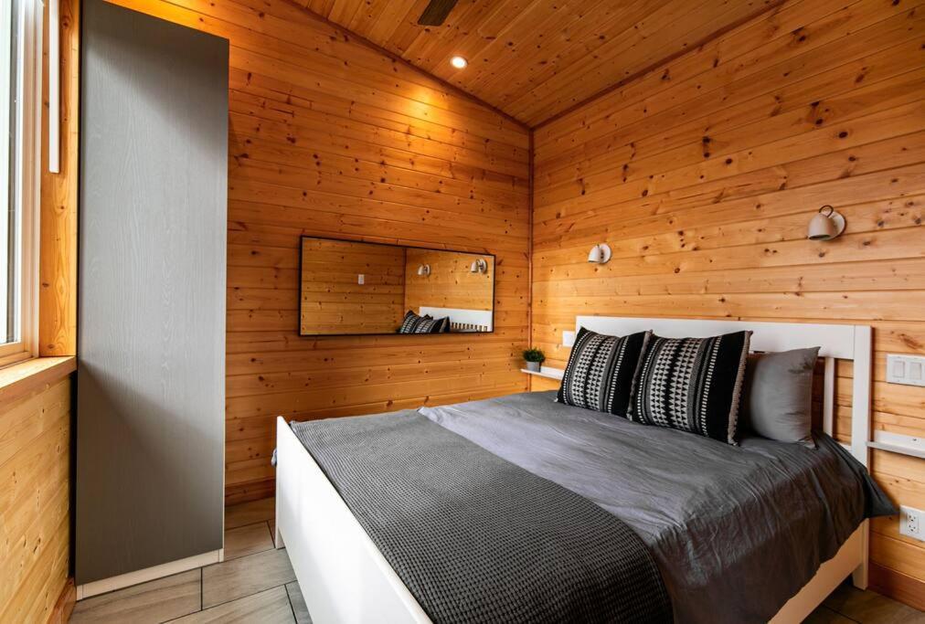 1-Bedroom Knotty Pine Cabin W Sauna & Jacuzzi Sooke Bagian luar foto