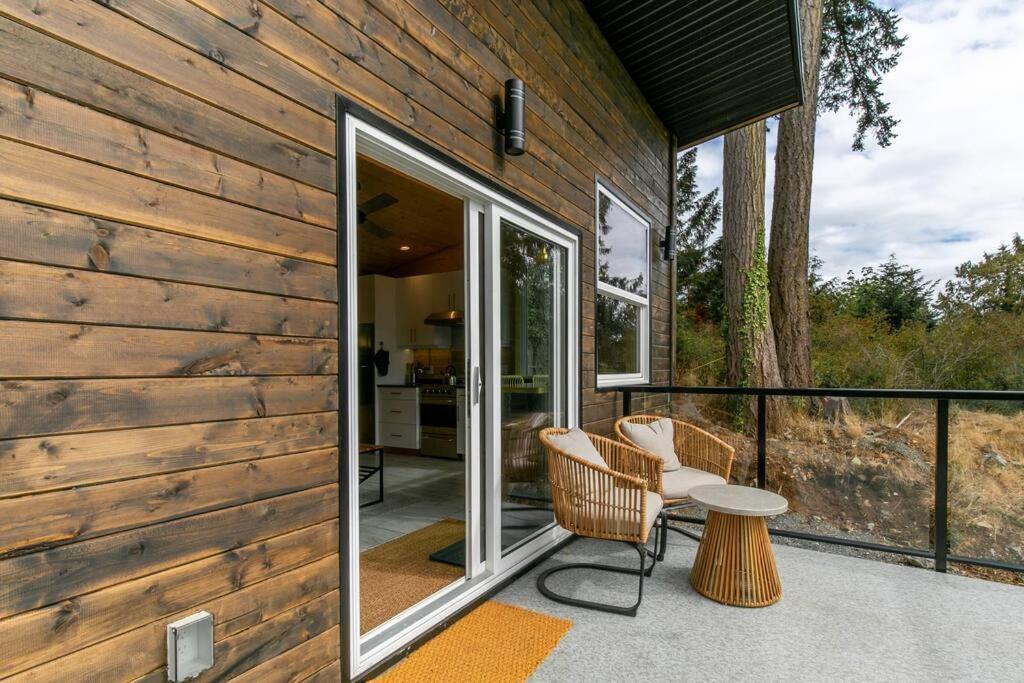 1-Bedroom Knotty Pine Cabin W Sauna & Jacuzzi Sooke Bagian luar foto