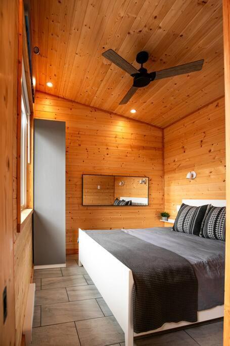 1-Bedroom Knotty Pine Cabin W Sauna & Jacuzzi Sooke Bagian luar foto
