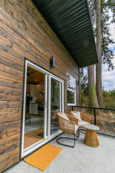 1-Bedroom Knotty Pine Cabin W Sauna & Jacuzzi Sooke Bagian luar foto
