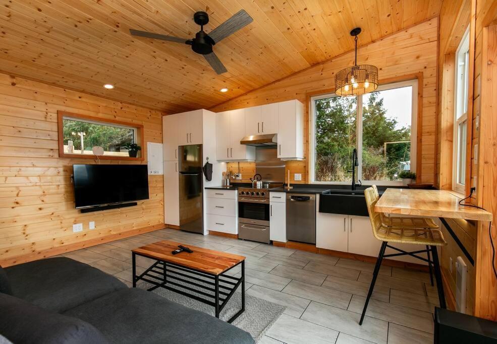 1-Bedroom Knotty Pine Cabin W Sauna & Jacuzzi Sooke Bagian luar foto
