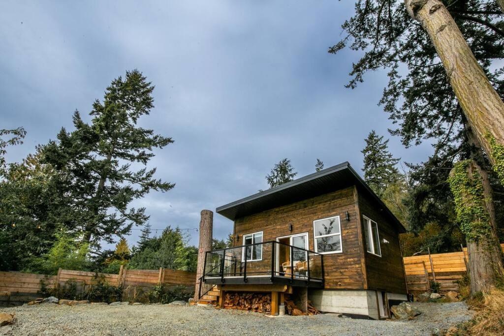 1-Bedroom Knotty Pine Cabin W Sauna & Jacuzzi Sooke Bagian luar foto