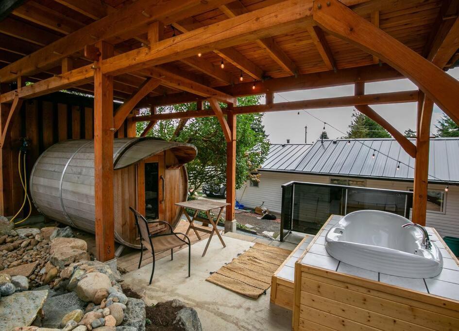 1-Bedroom Knotty Pine Cabin W Sauna & Jacuzzi Sooke Bagian luar foto