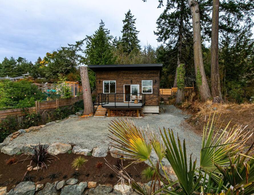 1-Bedroom Knotty Pine Cabin W Sauna & Jacuzzi Sooke Bagian luar foto