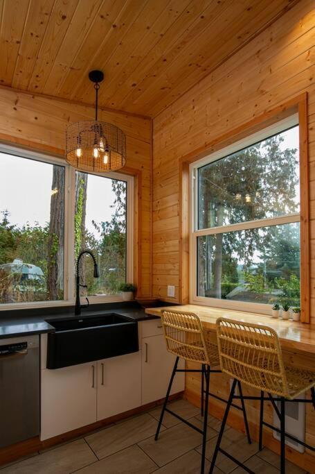 1-Bedroom Knotty Pine Cabin W Sauna & Jacuzzi Sooke Bagian luar foto