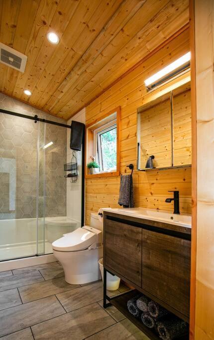 1-Bedroom Knotty Pine Cabin W Sauna & Jacuzzi Sooke Bagian luar foto