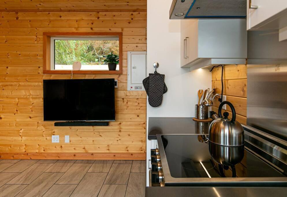 1-Bedroom Knotty Pine Cabin W Sauna & Jacuzzi Sooke Bagian luar foto