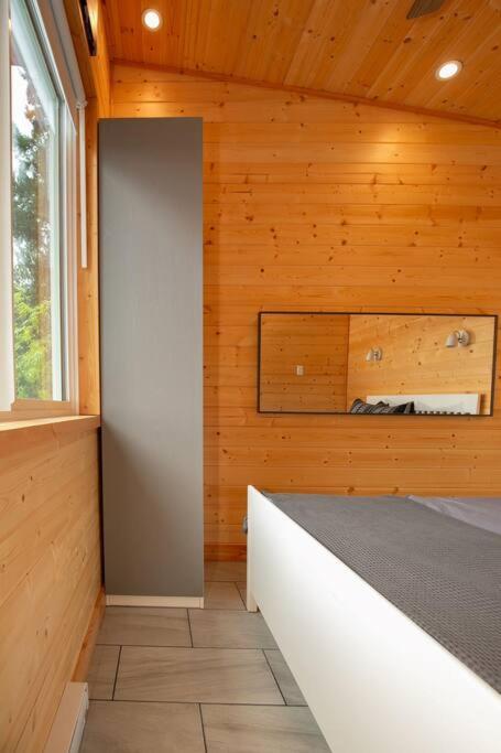 1-Bedroom Knotty Pine Cabin W Sauna & Jacuzzi Sooke Bagian luar foto